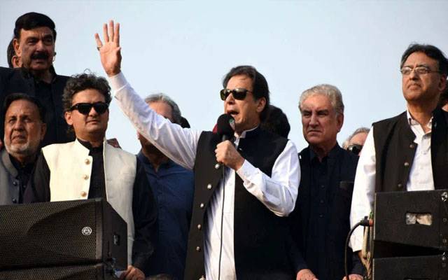 لانگ مارچ کا دوسرا روز، عمران خان کی قیادت میں قافلہ منزل کی جانب رواں دواں