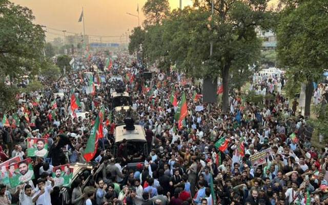 تیسرا دن: عمران خان کی زیرِ قیادت لانگ مارچ کا مریدکے سے آغاز
