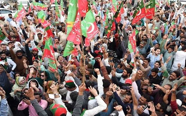  پی ٹی آئی کےحقیقی آزادی مارچ کے دوران ایس ایچ او کاصحافیوں پر تشدد