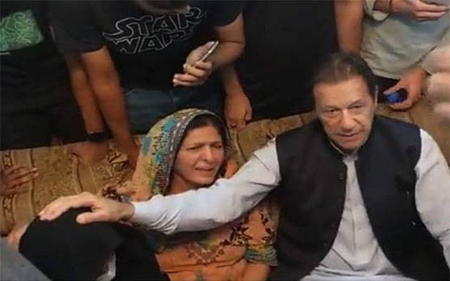 عمران خان کی صحافی صدف نعیم کی رہائش گاہ آمد، اہل خانہ سے تعزیت