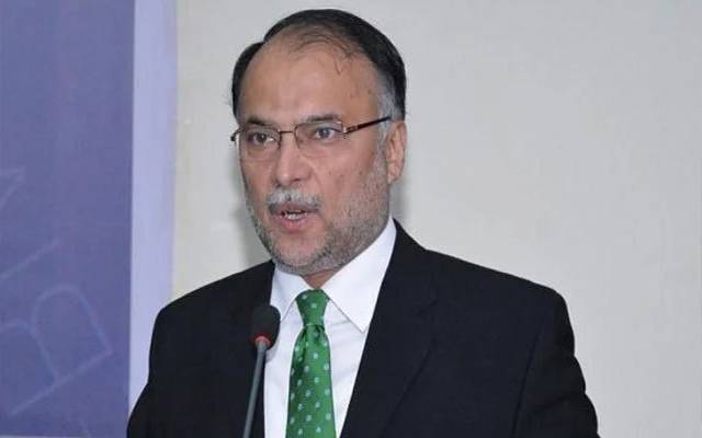 نئے پاکستان کا نعرہ لگانے والے کہتے ہیں ملک میں مارشل لا لگ جائے:احسن اقبال 