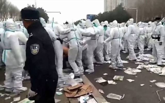 دنیا کی سب سے بڑی آئی فون فیکٹری کے باہر ملازمین کا احتجاج