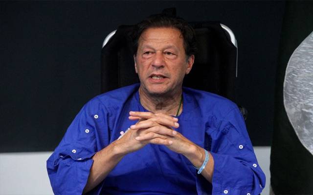 عمران خان کی زخمی ٹانگ کو سہارا دینے کیلئے بریسز لگادیئے گئے