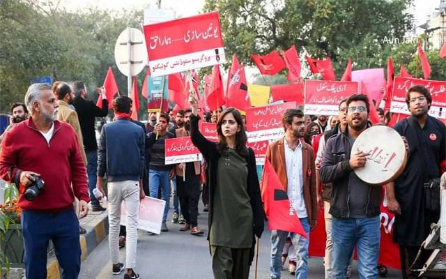  مطالبات کی منظوری کیلئےطلبا سڑکوں پر آ گئے