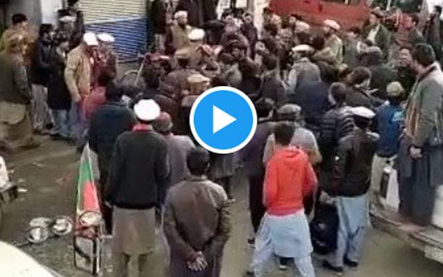 پی ٹی آئی کارکن آپس میں ہی لڑ پڑے، ویڈیو وائرل