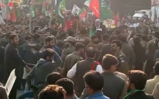 پی ٹی آئی کے جلسے میں بدنظمی، کارکنان خواتین کے پنڈال میں گھس گئے