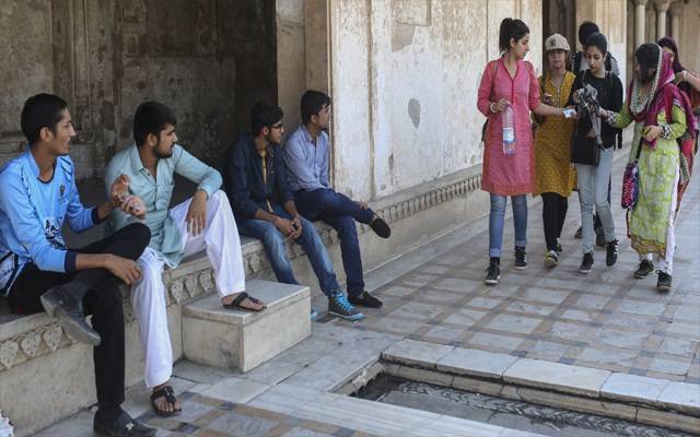 خواتین کو 14 سیکنڈ سے زائد گھورنا جرم قرار، ایک سال قید کی سزا