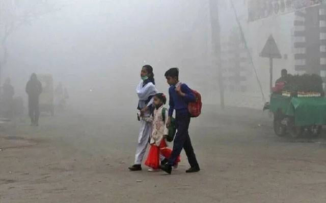 اسکولوں نے عدالتی احکامات ہوا میں اُڑا دیے 