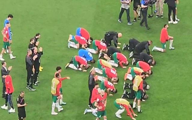 فیفا ورلڈکپ: سیمی فائنل میں شکست کے باوجود مراکشی کھلاڑی میدان میں سجدہ ریز