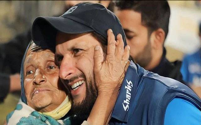 شاہد آفریدی سے ملنے کے کچھ دیر بعد بزرگ خاتون کا انتقال،وجہ کیابنی؟
