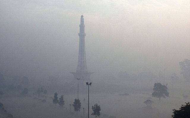 دسمبر اپنے جوبن پر آگیا، لاہور میں دھند کا راج، موٹروے بند 