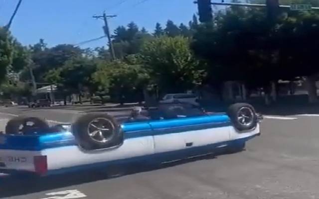 سوشل میڈیا پر الٹی چلنے والی گاڑی کی دھوم , ویڈیو وائرل