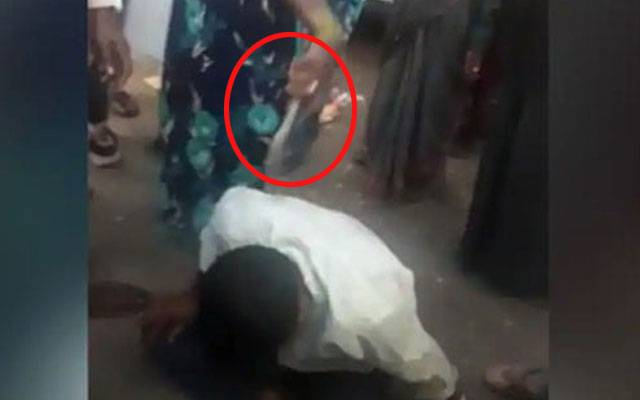 فون نمبر مانگنے پر خاتون نے شخص کی چپل سے دھلائی کردی