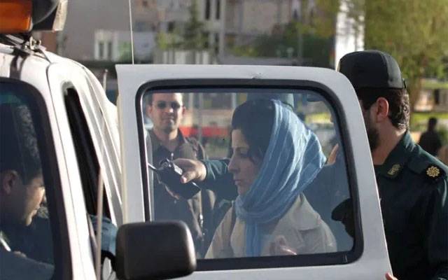 ایران میں خواتین کیلئے گاڑی میں اسکارف لازمی پہننے کی وارننگ