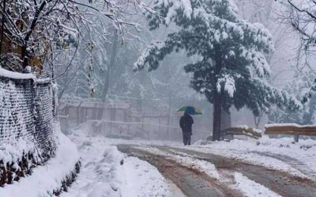 ملک کے بالائی علاقوں میں برفباری، نظام زندگی مفلوج 
