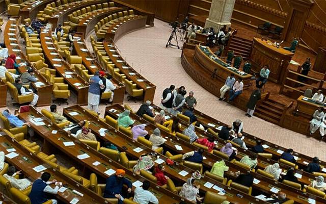 پنجاب اسمبلی کو تالے لگ گئے، ن لیگی رہنماؤں کو داخلے سے روک دیا