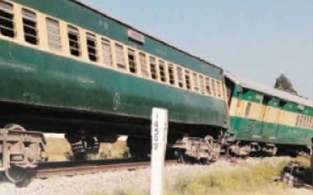 ریلوے ٹریک پر دھماکا، ٹرین پٹری سے اتر گئی، متعدد افراد زخمی