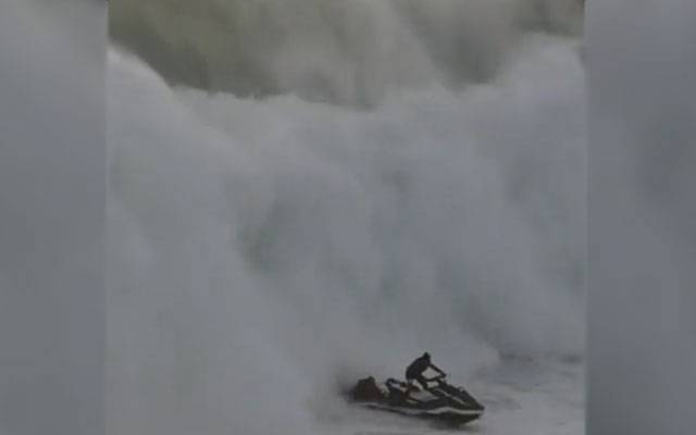 Unbelievable video of saving a drowning man