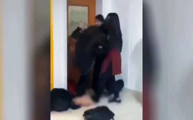 لاہور: کلاس فیلو طالبہ پر تشدد، اسکول کی رجسٹریشن معطل