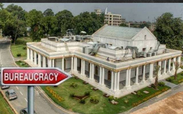 بیوروکریسی میں بڑے پیمانے پر اکھاڑ پچھاڑ