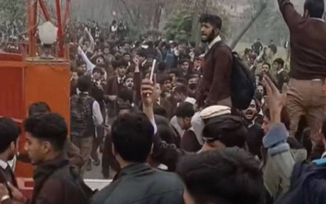 پشاور ماڈل کالج میں مبینہ توہین مذہب واقعے پر ہنگامہ آرائی