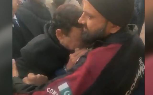 شیخ رشید بھی رونے لگے ، پولیس اہلکار کے گلے لگ گئے، ویڈیو وائرل