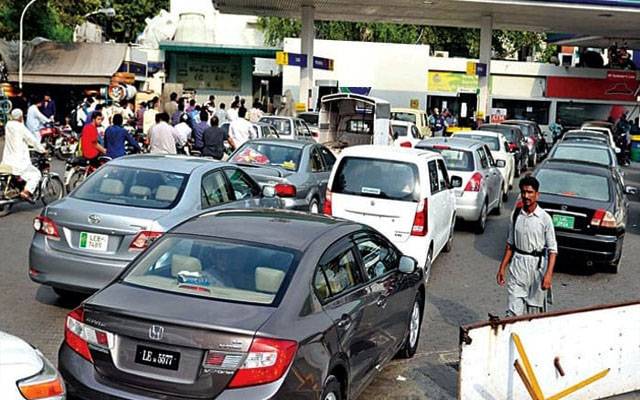 پیٹرول ذخیرہ اندوزوں کے خلاف آپریشن , کروڑوں روپے کا تیل برآمد 