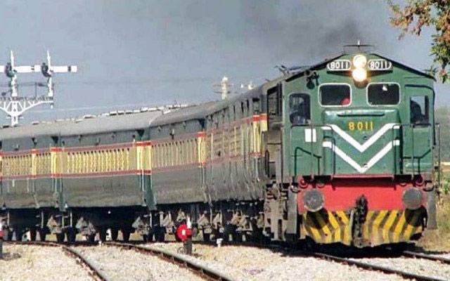 پشاور سے کراچی جانے والی ٹرین بڑے حادثے سے بال بال بچ گئی