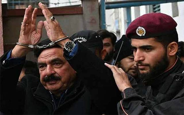 سابق وزیر داخلہ شیخ رشید احمد کی ضمانت بعد از گرفتاری کی درخواست پر سماعت ایڈیشنل سیشن جج طاہر عباس سپرا نے کی، شیخ رشید کے وکلا سردار عبد الرازق اور انتظار پنجوتھہ عدالت میں پیش ہوئے جبکہ پراسیکیوٹر عدنان اور مدعی مقدمہ کے وکیل بھی عدالت میں پیش ہوئے۔