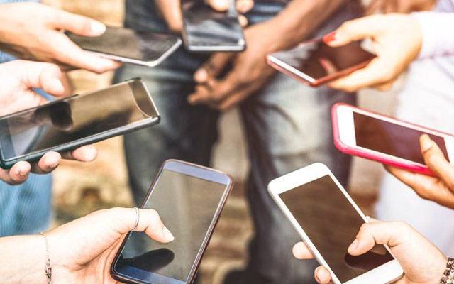 موبائل فون زیادہ استعمال کرنے والے ہوجائیں ہوشیار خبردار ، اہم خبر آگئی 