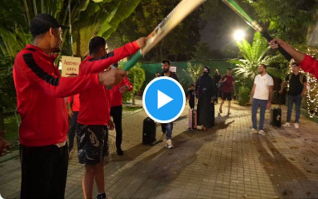  شاداب خان کا اہلیہ کے ہمراہ کراچی پہنچنے پر منفرد انداز میں استقبال، ویڈیو وائرل 