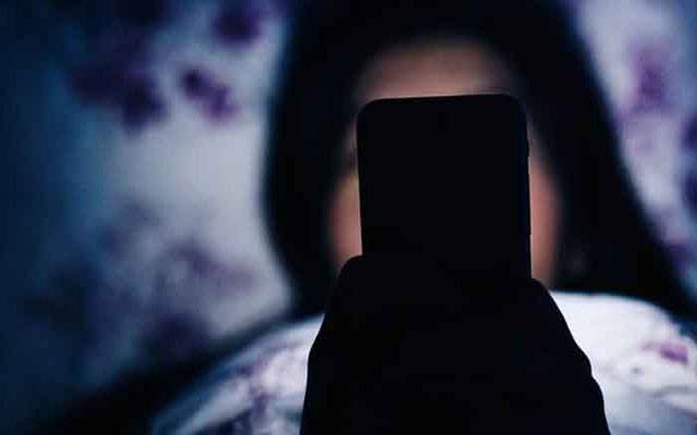 اندھیرے میں موبائل فون کےزیادہ استعمال سے خاتون بینائی سے محروم