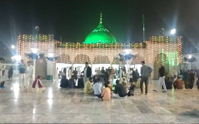 شب معراج کی مناسبت سے داتا دربار کو سجا دیا گیا