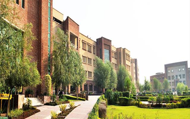 کامسیٹس یونیورسٹی: طلباء سے پیپر میں قابل اعتراض سوالات پوچھنے پر فیکلٹی ممبر برطرف