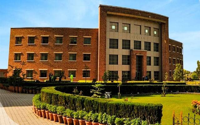 کامسیٹس یونیورسٹی: پرچے میں غیر اخلاقی سوال پر لیکچرار فارغ، آئندہ ملازمت پر پابندی