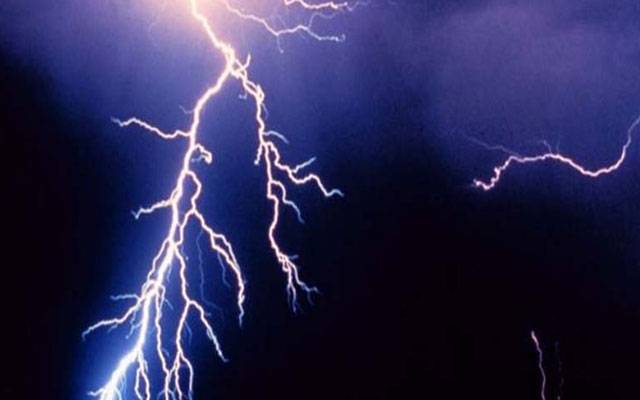 آسمانی بجلی گرنے سے دس افراد زخمی،بچہ جاں بحق