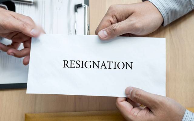 ڈیفالٹ کا خطرہ ، ملکی سیاست میں ہلچل، بڑا استعفیٰ آگیا 