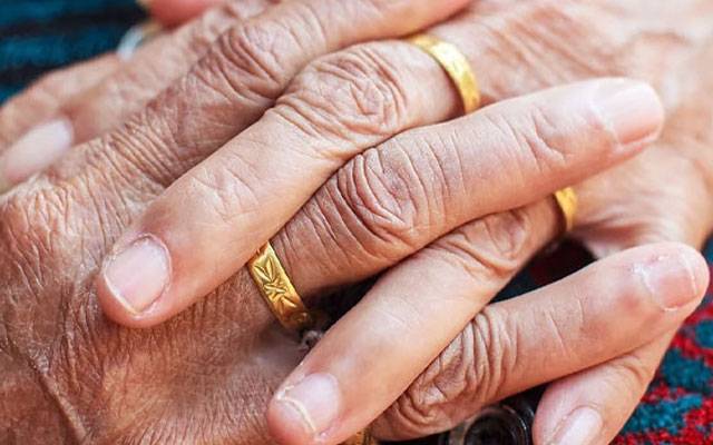 بڑی عمر کی خاتون سے شادی کرنا کتنا نقصان دہ ہے؟ ماہرین نے خبردار کردیا 
