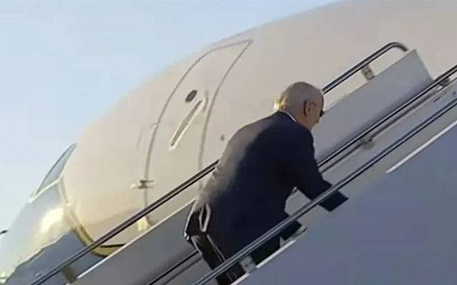 امریکی صدر طیارے کی سیڑھیوں پر ایک بار پھر لڑکھڑا کر گرنے سے بچ گئے