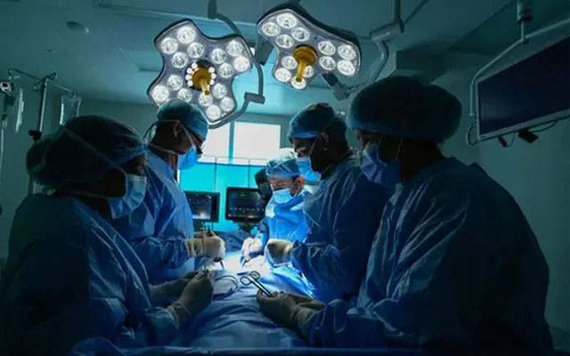 بیوی کو گردہ عطیہ کر کے شوہر نے محبت کی اعلیٰ مثال قائم کر دی