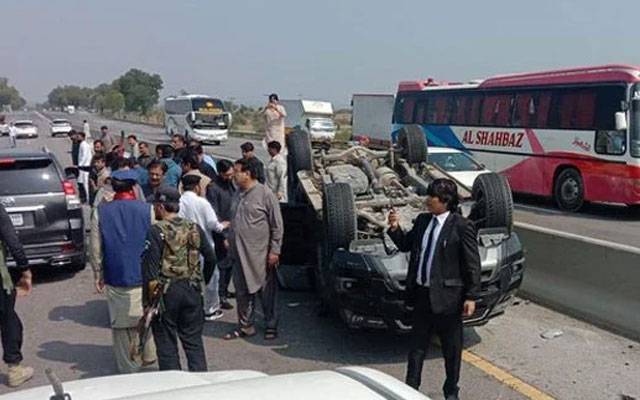خوفناک حادثہ: عمران خان کے قافلے میں شامل تین گاڑیاں آپس میں ٹکراگئیں 
