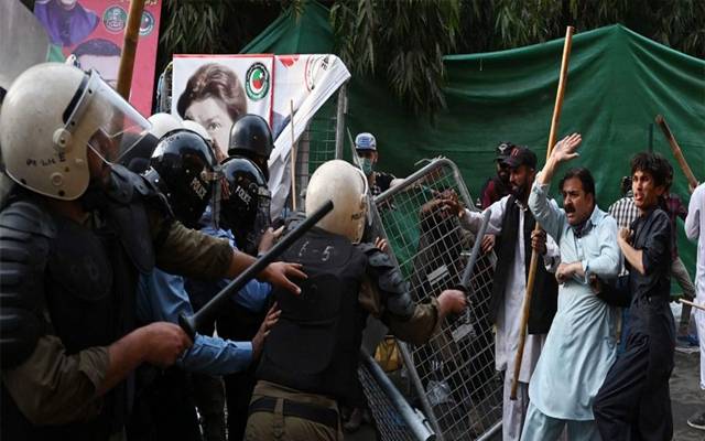 عمران خان کی رہائشگاہ پر موجود کارکنان نے ایک مشکوک شخص کو پکڑ لیا 