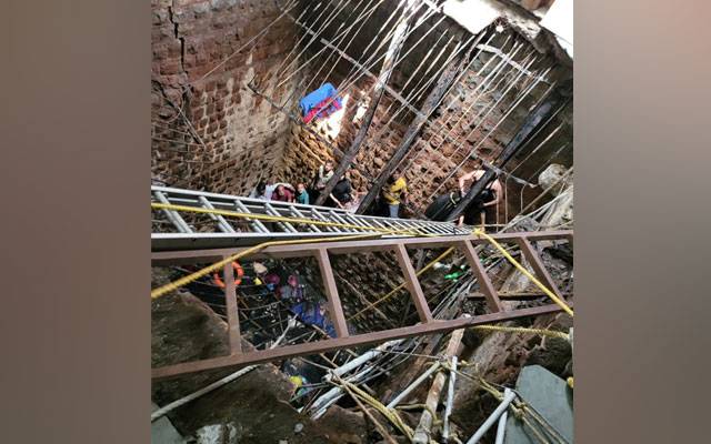 بھارت میں خوفناک حادثہ، مندر میں کنویں پر بنا فرش ٹوٹ  گیا، 13 افراد ہلاک،درجنوں زخمی  