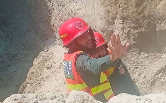  کنویں کی کھدائی کے دوران مٹی کا تودہ گر نے سے 3 بھائی جاں بحق  