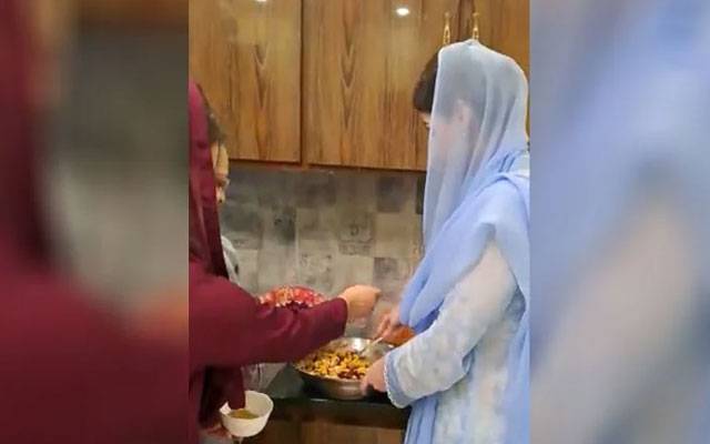  مریم نوازکی افطاری کیلئے فروٹ چاٹ بنانےکی ویڈیووائرل 
