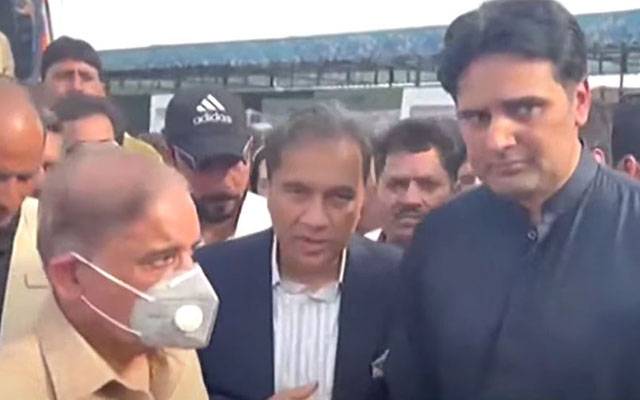 وزیراعظم شہبازشریف کا لاہور کے مفت آٹا مرکز کا دورہ
