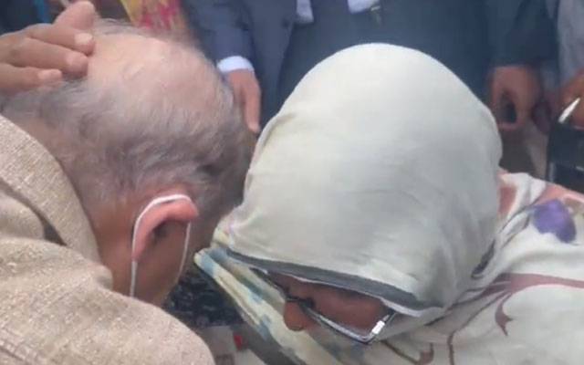 مفت آٹاملنے پر بزرگ خاتون کا وزیراعظم شہباز شریف کو پیار ،ویڈیو وائرل