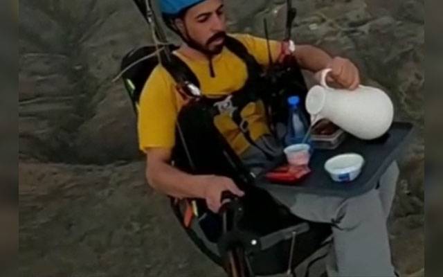 نوجوان کا روزہ افطار کرنے کا انوکھا طریقہ، ویڈیو وائرل 