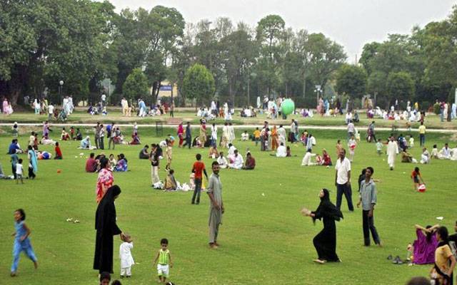  عید کے دوسرے روز لاہوریوں نے سیر سپاٹوں کیلئے پارکوں کا رخ کرلیا