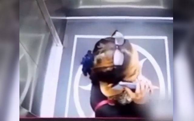 ایئر پورٹ کی لفٹ سے گر کر خاتون مسافر جاں بحق، ویڈیو وائرل 